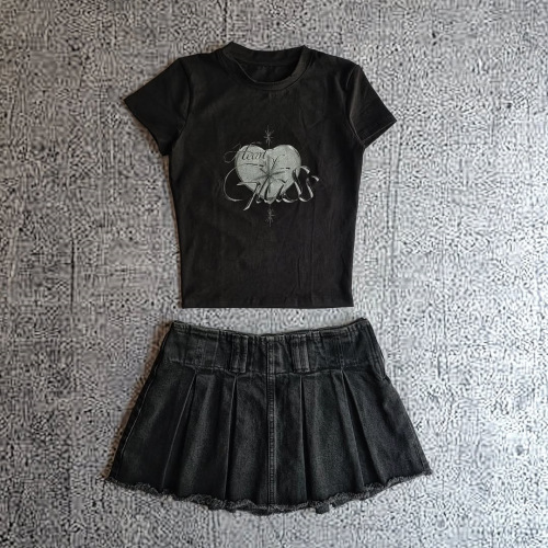 Summer European and American Y2K-style printed short-sleeve T-shirt, featuring a crew neck, a unique dark-inspired retro design, and a slim-fit, cropped silhouette—perfect for an Instagram-worthy look.