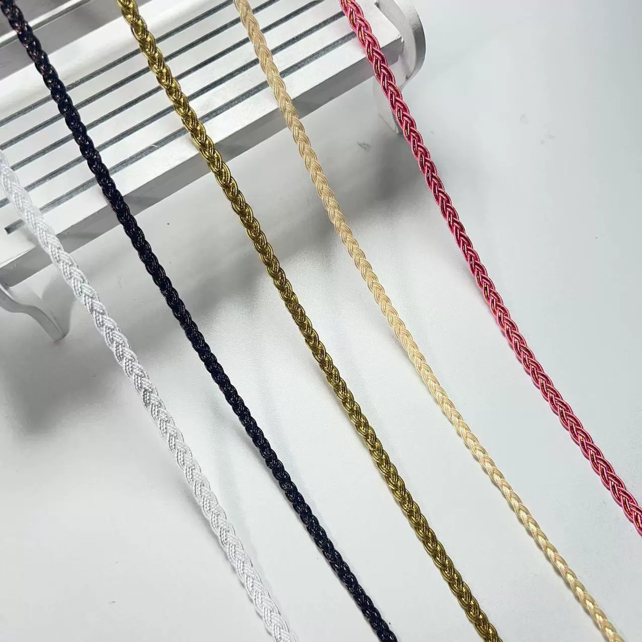 Manufacturer's all-gold bone three-strand braided lace, twist braided lace, small fragrant style ribbon decorative lace