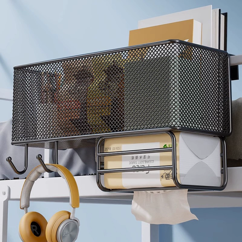 Корзина рядом с кроватью в общежитии