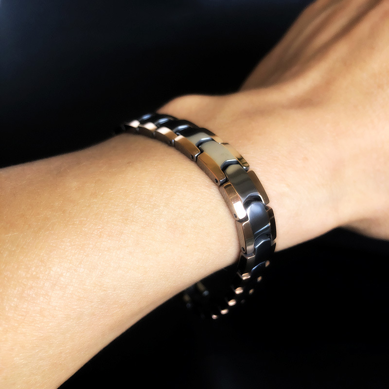 Japonés y coreano transfronterizo en stock joyería al por mayor de acero de tungsteno electrochapado oro rosa magnética impermeable pulsera deportiva para niños y niñas