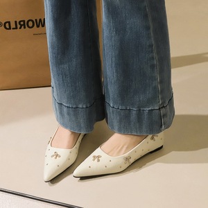 8699-32 Retro French Pointed Commuter Women's Shoes, Shallow Mouth Rivet, Water Diamond Bow, Inner Height Boosting 