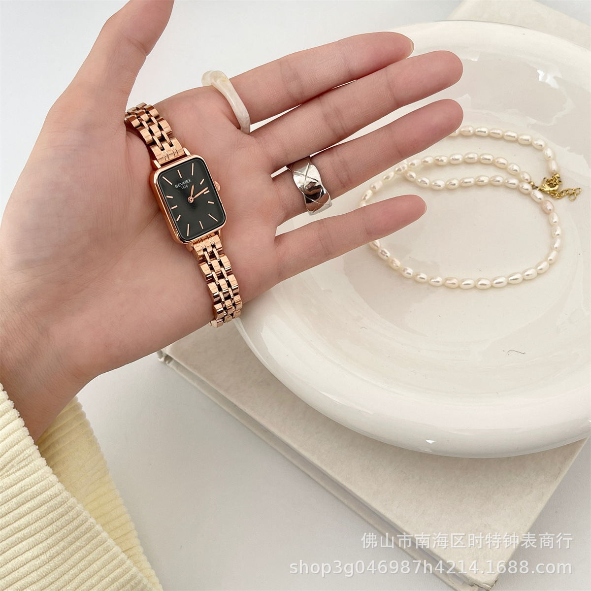 2023 Luz de lujo retro nicho serie retro pequeño reloj cuadrado cuarzo correa de acero reloj mujer simple reloj de mujer de alto grado