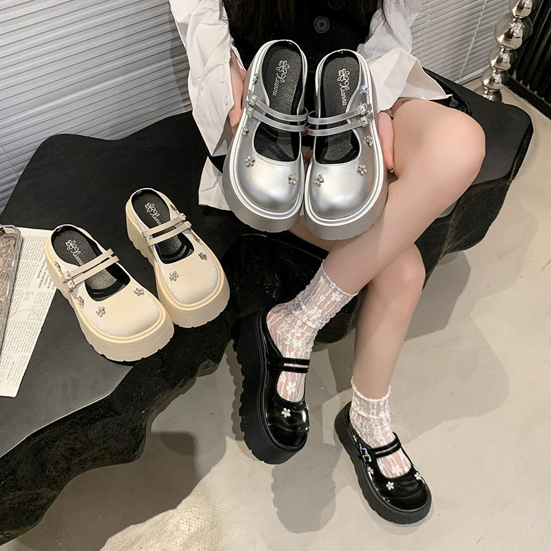 Весенняя мода 2025 года: новые босоножки и шлепанцы с квадратным носком, стразами, цветочным декором, на низком каблуке, однотонные.