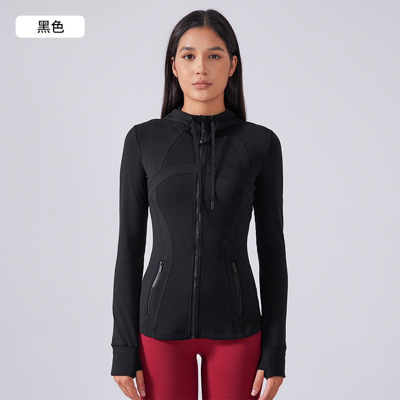 秋の新型ヨガ服の女性は帽子のファスナーの運動のコートを持っています。