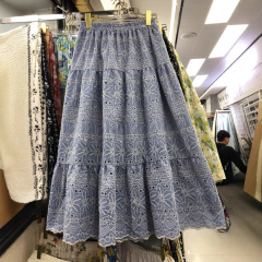 森女風の透かし彫りの刺繍の花の青い半身のスカートの女性の2025春の新型の優しい風の高い腰はやせている長いスカートを現します。