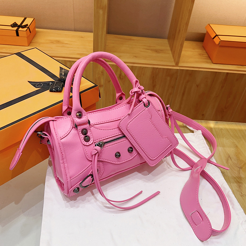 Sacs design de niche pour femmes 2023 nouveau sac à aisselles à rivets populaire sac à bandoulière à bandoulière unique millénaire sac de moto fille chaude_voghion.com