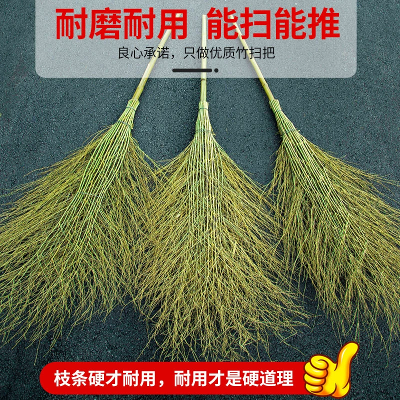 Заводская промышленная метла подметает двор