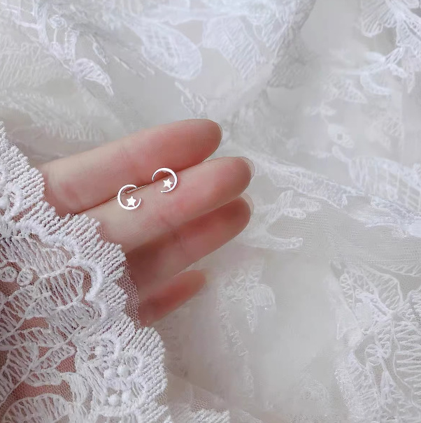 Pendientes de aro lisos para mujer, lujo ligero, pendientes de alta gama, pendientes populares, aretes de diseño exclusivo, aretes de otoño e invierno al por mayor