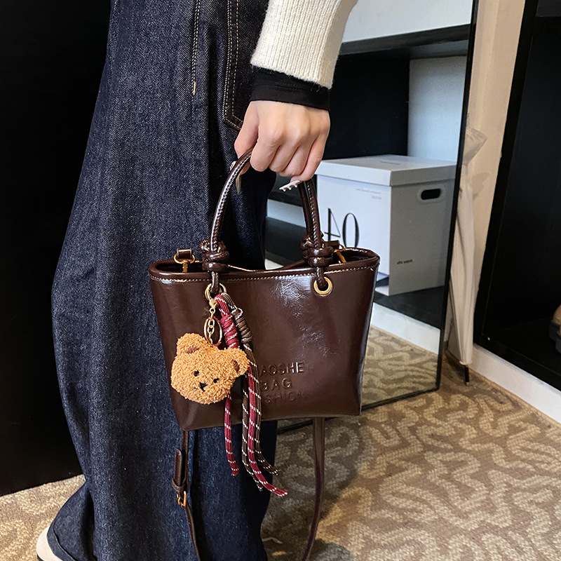 Bolsos de balde casuales retro de mano para mujeres otoño y invierno 2024 nueva moda moda bolso de hombro de alta calidad bolso de nicho de mujer