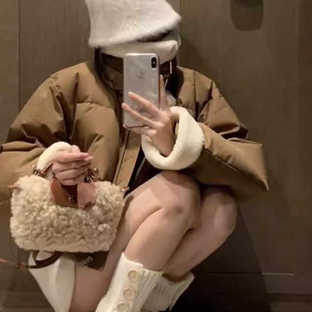 ラムウールクロスボディバッグ レディース 2025年秋冬新作 多用途 高級感 ニッチ ショルダーバッグ ハンドバッグ ファーバッグ