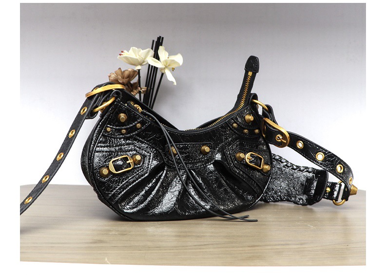 Bolso de locomotora de remache Le Cagole de alta calidad dulce y fresco chica caliente tres en uno bolso de media luna plisado de cuero bolso de axila