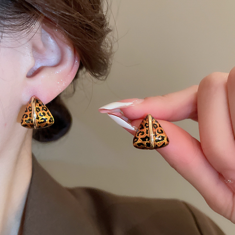 Boucles d'oreilles à clous géométriques à imprimé léopard en or véritable plaqué or haut de gamme, boucles d'oreilles rétro, boucles d'oreilles à la mode et au tempérament_voghion.com