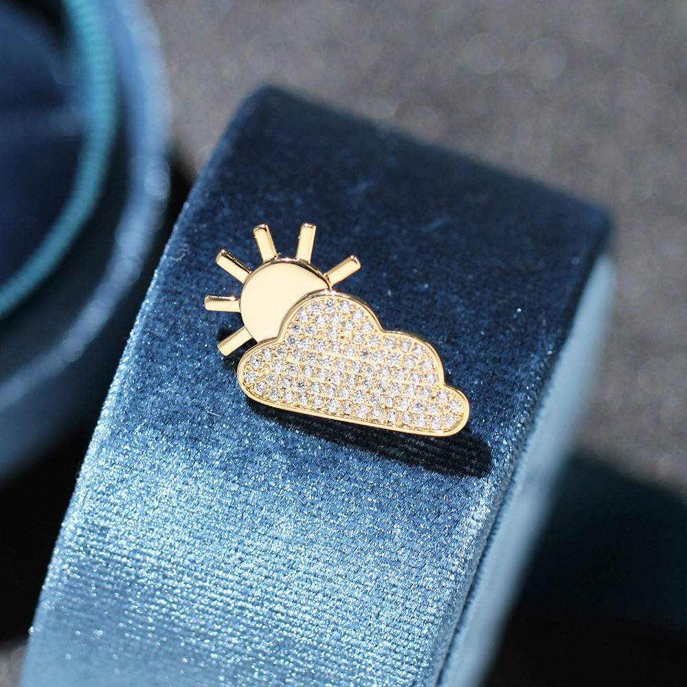 Universal elegant brooch solar-powered