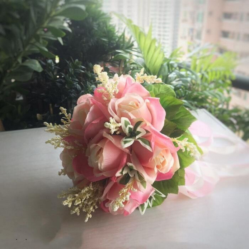 手に花を持つ新婦の韓国式結婚式の領収書のシミュレーションの花束の森系のウェディングドレスの撮影の道具の手に花をささげます。|undefined