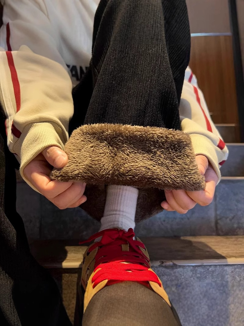 耐寒性零下40度のズボンの男性は冬に羊の小毛をつけます。