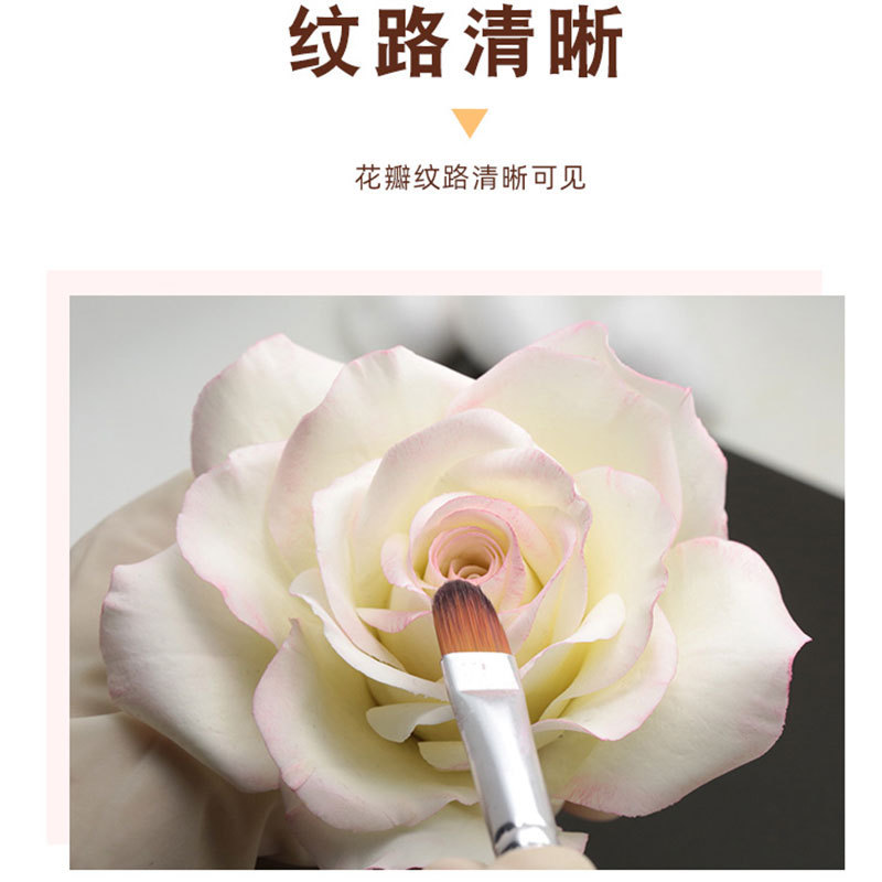 葉のバラの花びらが砂糖をひっくり返します。|undefined