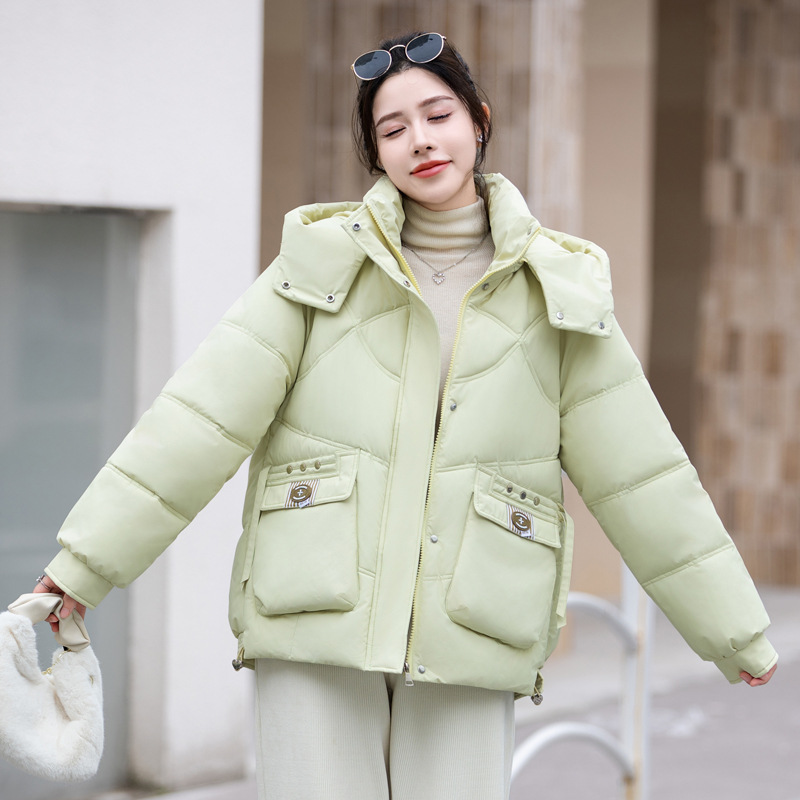2024 nueva chaqueta de algodón de pluma de mujer popular este año, chaqueta de algodón de invierno pequeña chaqueta de algodón negro corto