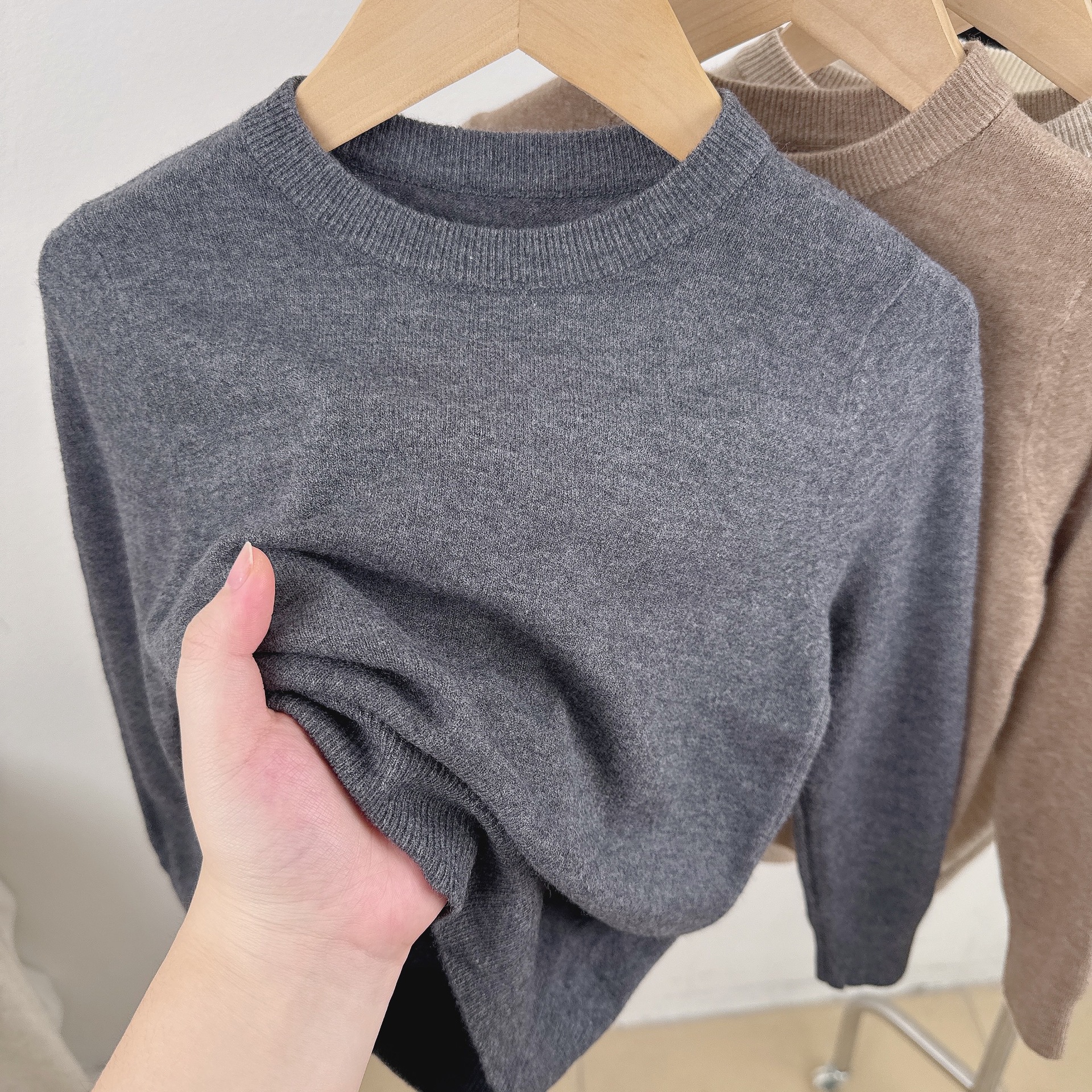 Otoño y invierno nuevo suéter infantil de cuello redondo de punto base suave pegajoso suéter de lana de aire extranjero con chaqueta para bebé