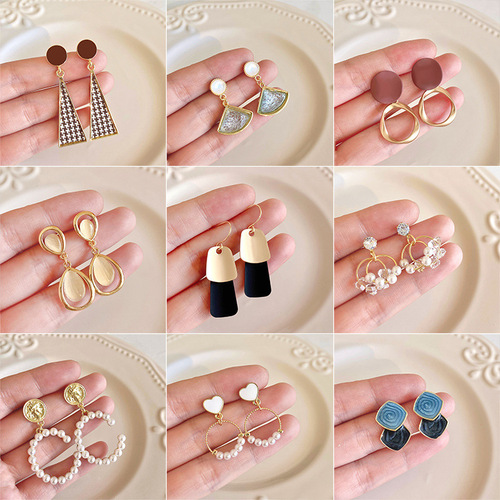 Earrings for women, fashionable and niche design, high-end temperament, stylish earrings, Korean influencers' bestseller in , trendy earrings for wholesale.