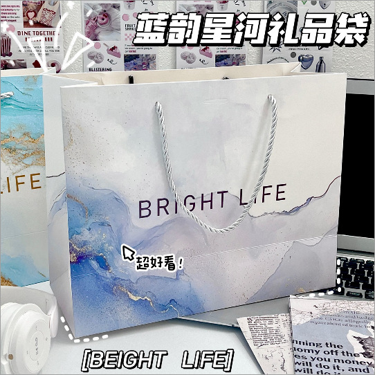 見栄えの良いギフトバッグコレクション、厚みのあるハードシェル白段ボール、大容量、シンプルで絶妙な漫画のハンドバッグ