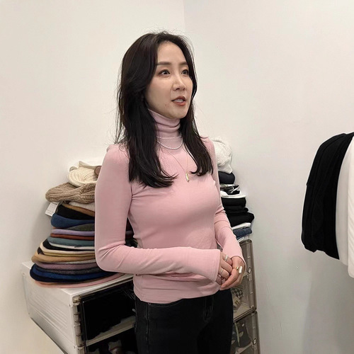 Pile-neck brushed bottoming shirt for women—autumn and winter long-sleeved T-shirt, all-match, highly elastic, slim-fit top for outerwear, versatile style.