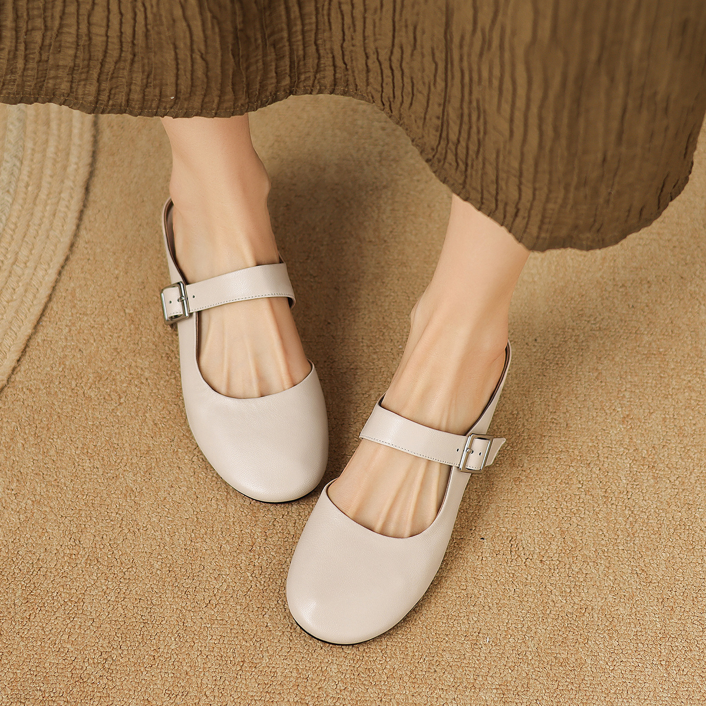 Sandal nữ quai chữ V đế bệt mũi tròn hở gót — đen