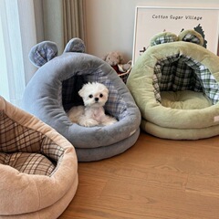 ペットの巣の半分は毛のふわふわした猫の巣を囲んでいます。