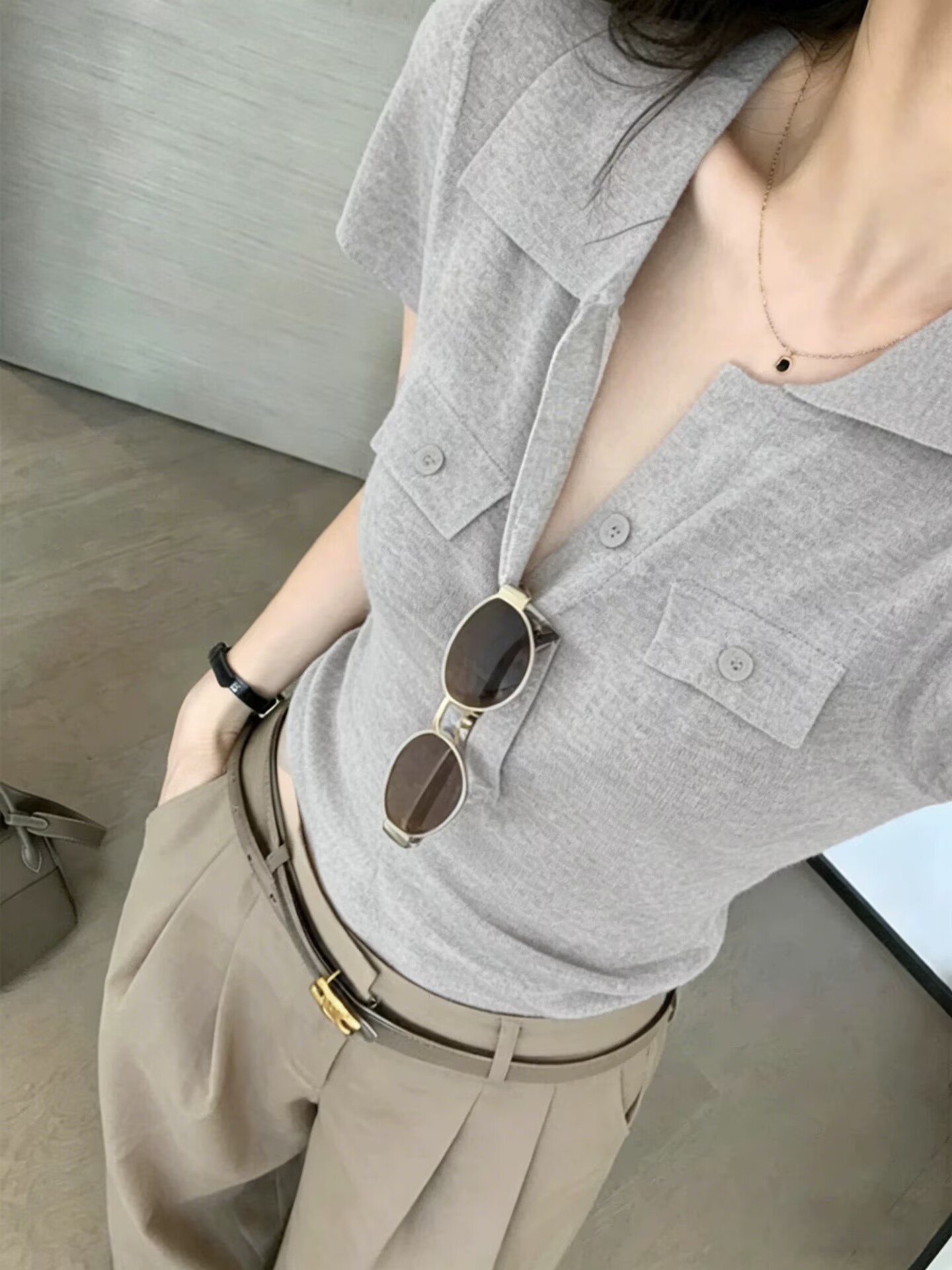 Áo thun polo nữ tay ngắn cổ bẻ phong cách công sở — màu nâu nhạt