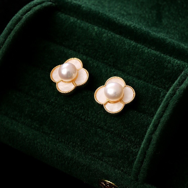 Retro sophisticated elegant fashionable earrings pearl