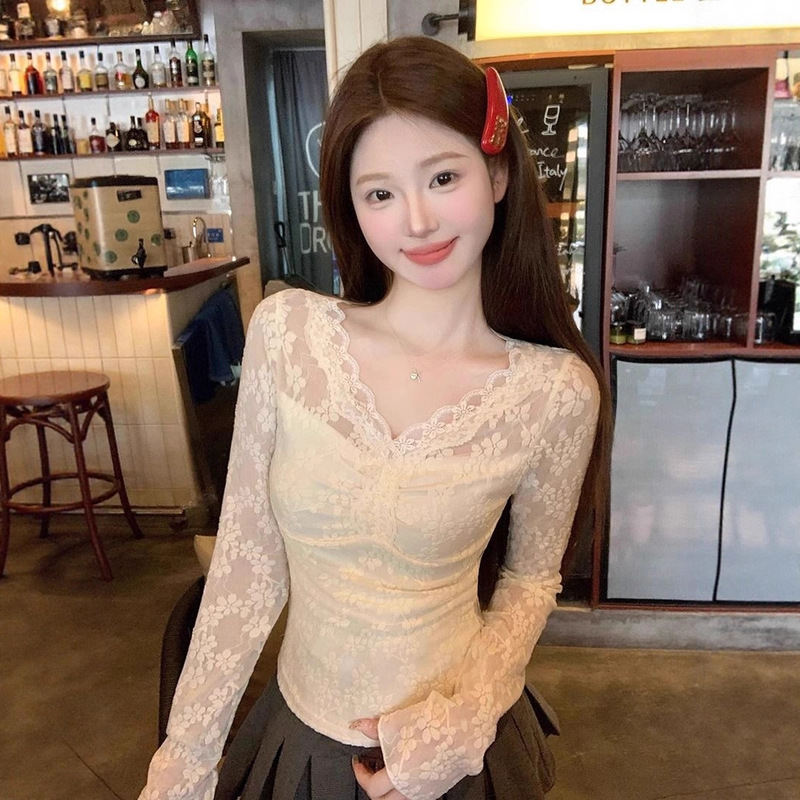 [Factory Ready Stock] Pure Lust Style V Neck Long-Sleeved Lace Shirt with Velvet Lining for Women, Slimming Look Short Inner Top