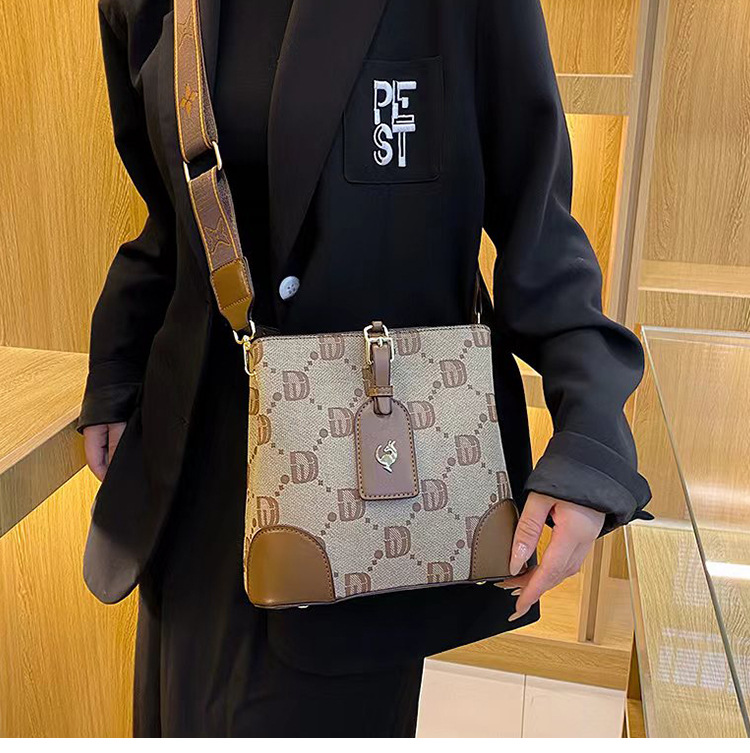 2023 Autumn New Live Broadcast Hot Style Contrast Color Bucket Bag One Shoulder Crossbody Fashion Wide Shoulder Strap Women's Bag Manufacturer _voghion.com