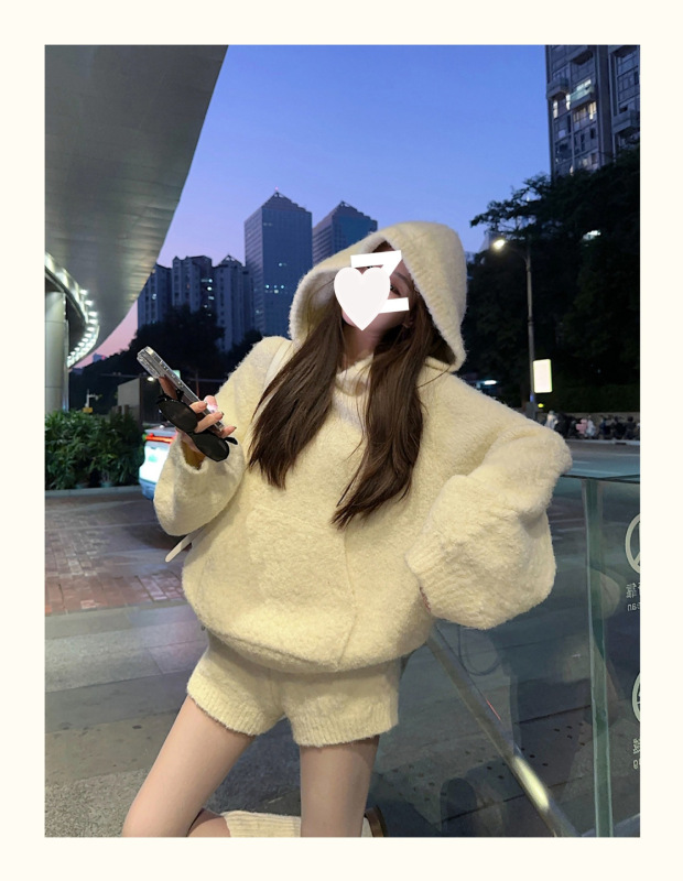 白色慵懒风软糯温柔套装女秋冬季连帽套头毛衣针织高腰短裤两件套|undefined
