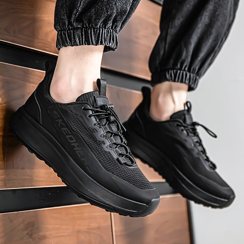 Zapatos de malla para hombres verano 2025 nuevo tipo de suela suave transpirable tendencia universal zapatos de hombre con suela gruesa aumentando la altura de las zapatillas de malla ligeras