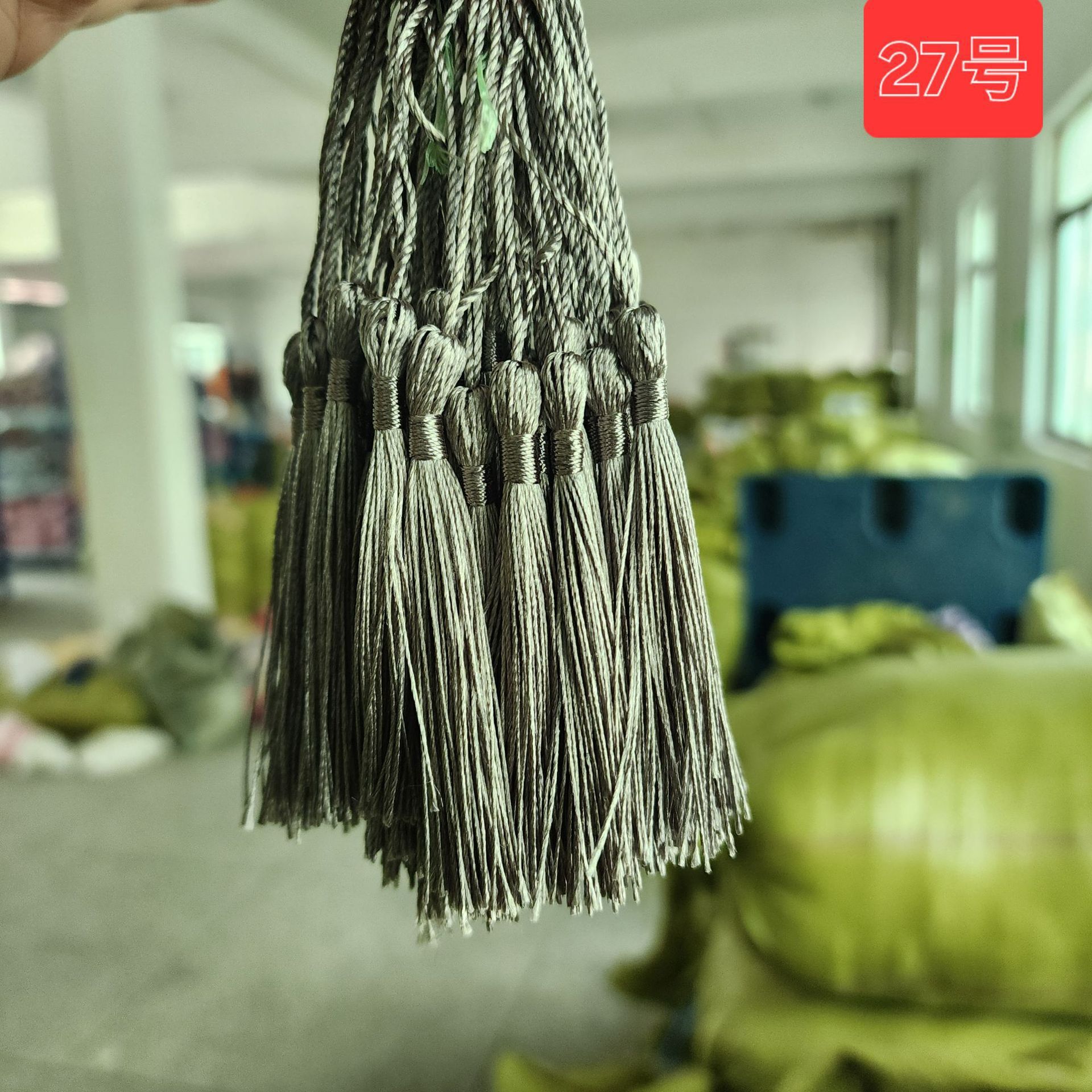 Fabricantes al por mayor de bordilla pequeña espiga colgante China nodo bordilla pequeño marcador de bordilla caja de regalo colgante fan espiga