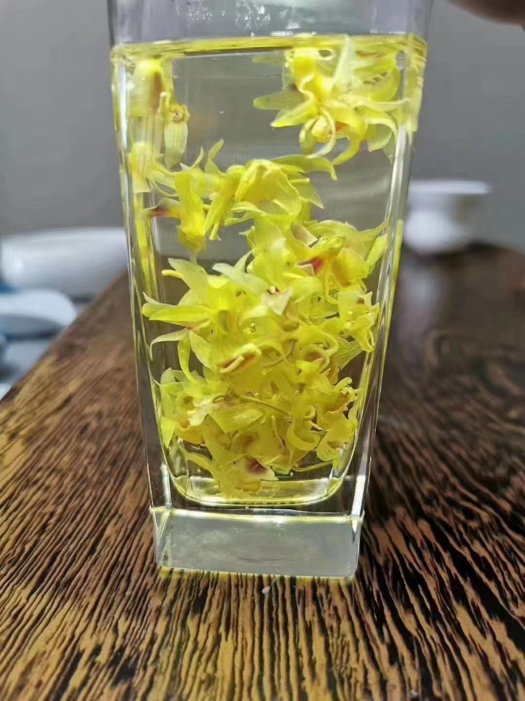 Huo Shan Tie Pi Shi Hu Dried Dendrobium Flowers Herbal Tea 20g Gift Box in use
