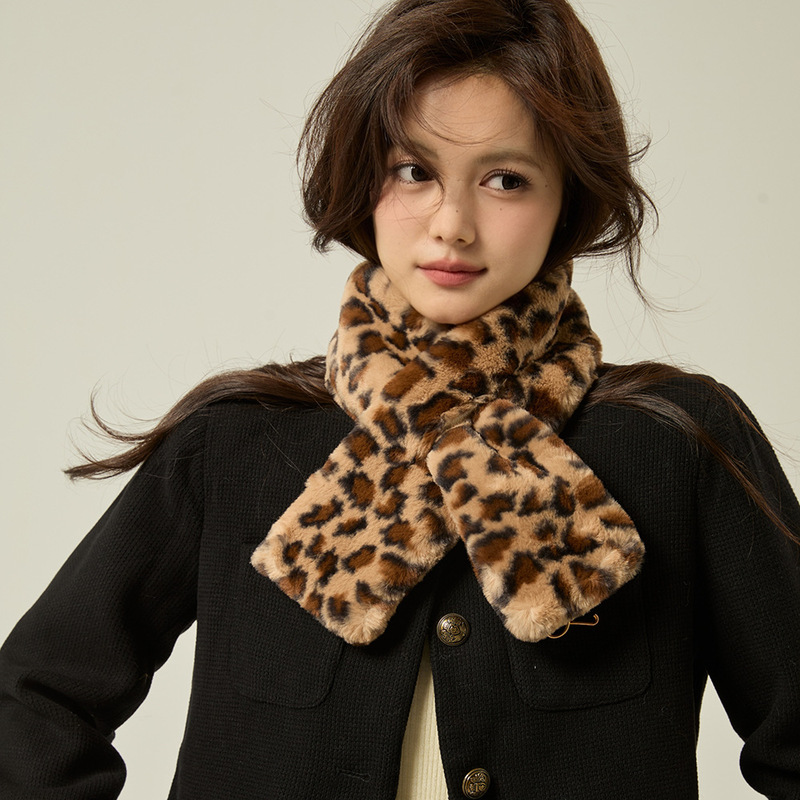 ヒョウ柄の短いベルベットのマフラーの女性の野性的な個性的な風潮ギャルは冬に保温して首を厚くして柔らかくて滑らかである|undefined
