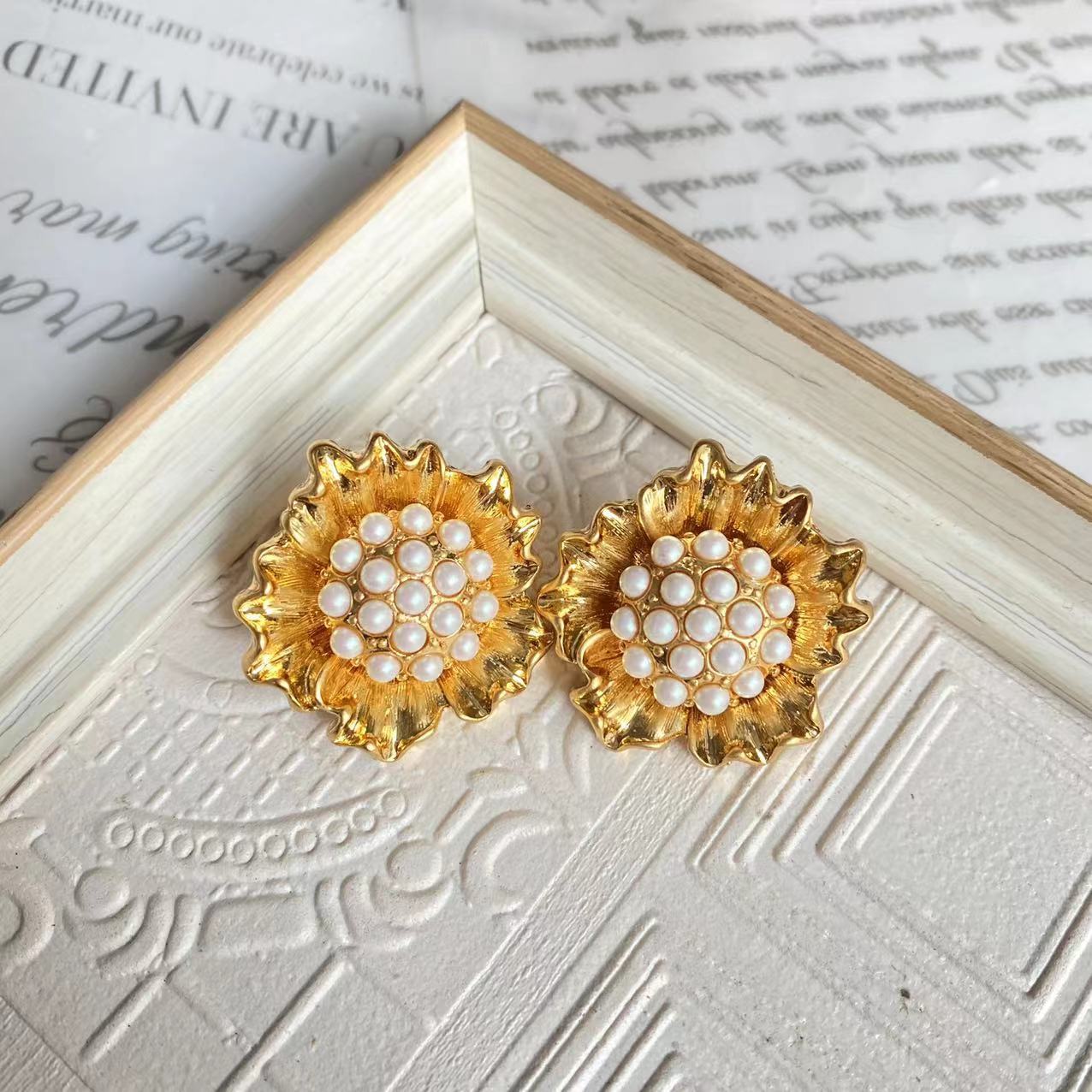 Fashion Flower Alloy Inlay Artificial Pearls Women's Brooches display picture 4