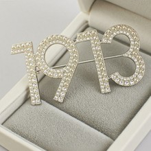 跨境新品1913胸针女联谊会小众个性数字金属镶嵌钻高品质珍珠胸针