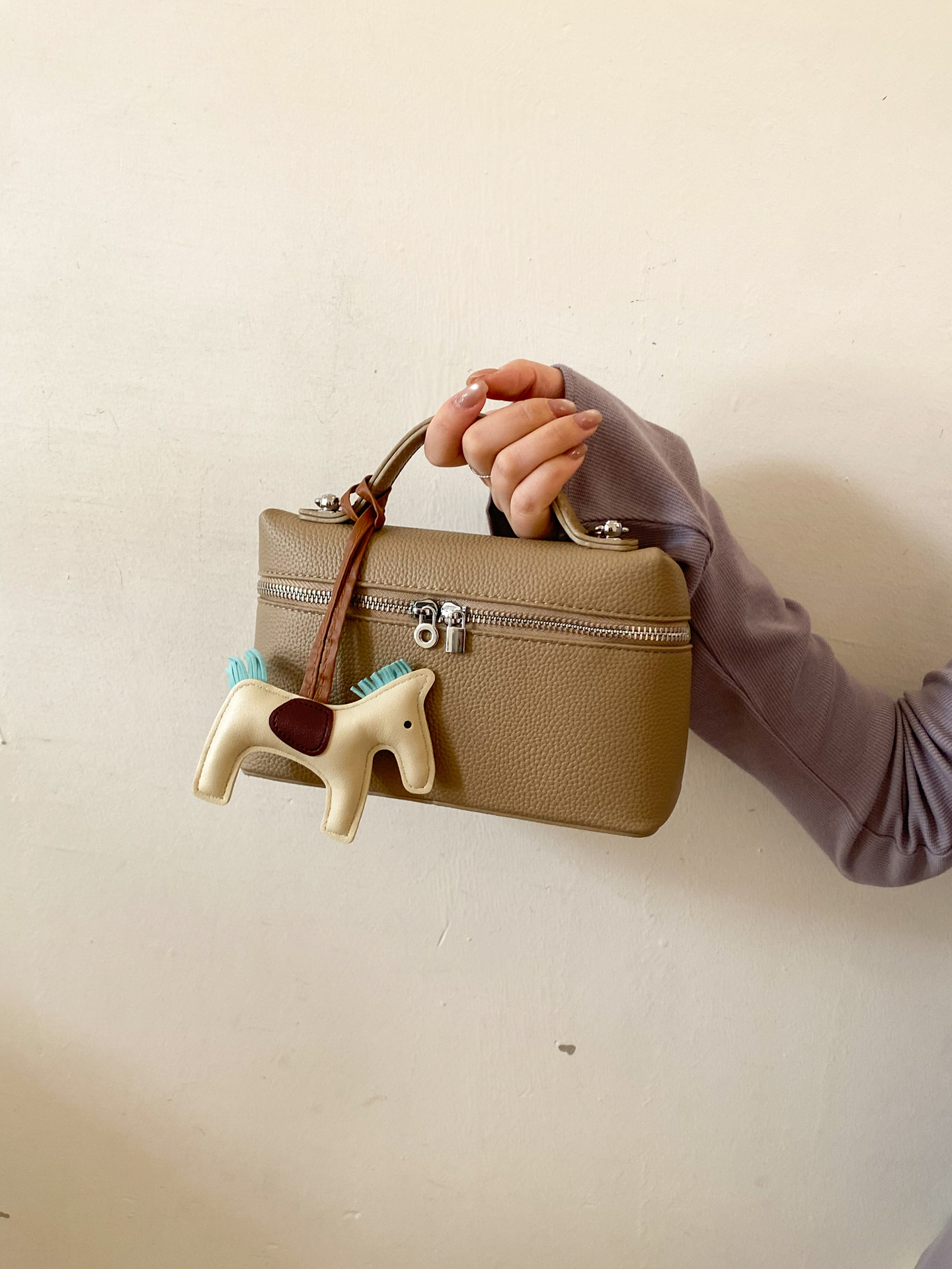 Nicho Zhong bolso de almuerzo portátil para mujeres 2026 nuevo litchi estampado mochila de hombro bolso tridimensional bolso de caja de moda