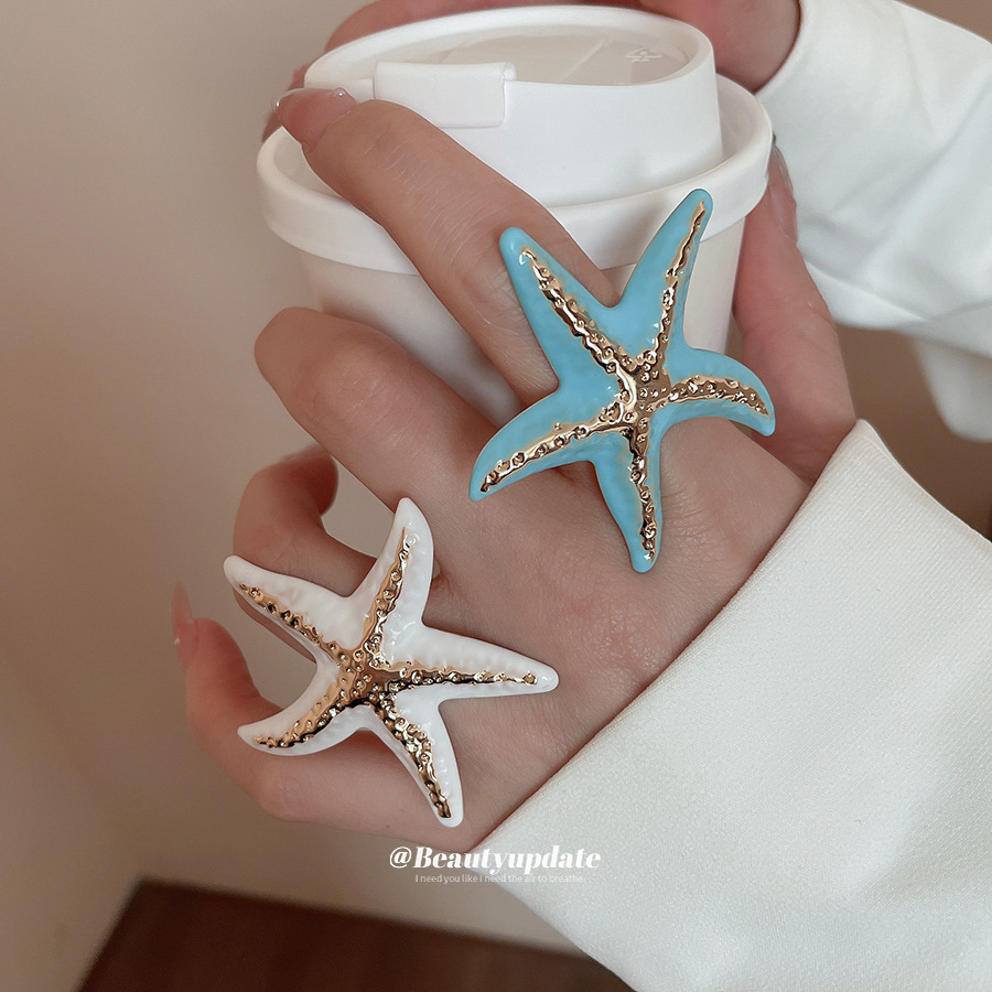 Bague pour femme, style bohème chic, ornée d'une étoile de mer plissée et d'un motif goutte d'huile, à l'index. Un bijou raffiné et sophistiqué._voghion.com