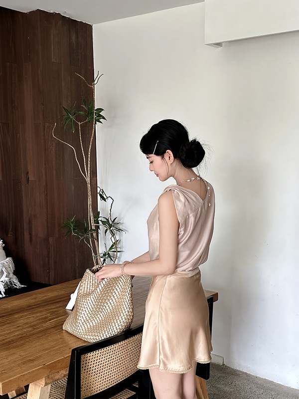 お姉さんの夏の酢酸シリーズはベストをねじっています。|undefined