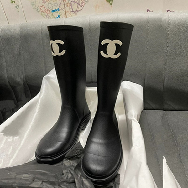 Fashionable high boots platform