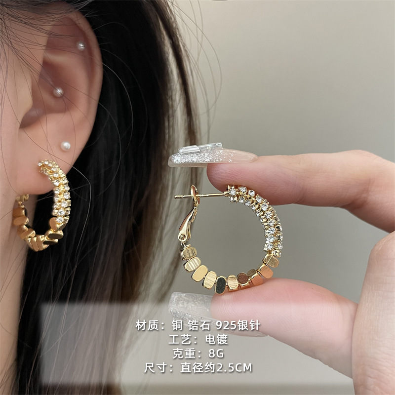 2025 nuevo estilo verano de moda anillo plateado círculo negro círculo fino temperamento europeo y americano aretes dorados de todo fósforo