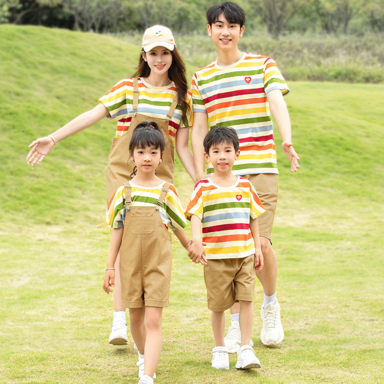Una familia de tres o cuatro celebridades de Internet, ropa para padres e hijos, top de manga corta para niños a rayas de verano 2025, versión coreana de los overoles de madre e hija