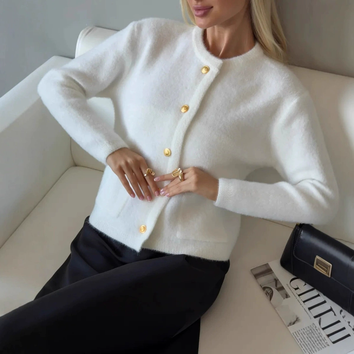 白色小香风针织开衫女秋冬新款设计感小众洋气柔软仿貂绒毛衣外套