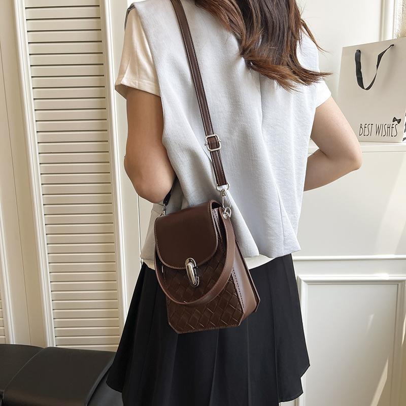 Bolso de teléfono móvil popular de este año 2025 verano nuevo bolso de hombro tejido de moda bolso de mensajero de todo fósforo para mujer