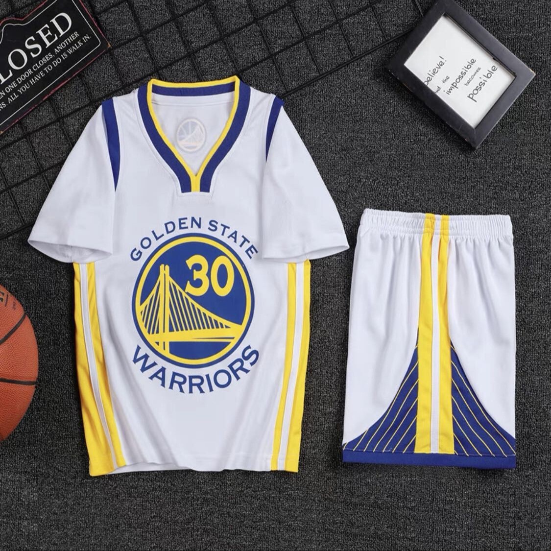 Versión coreana del traje deportivo de uniforme de baloncesto de verano para hombres, falso de dos piezas de manga corta de cinco puntos, pantalones cortos rectos de dos piezas