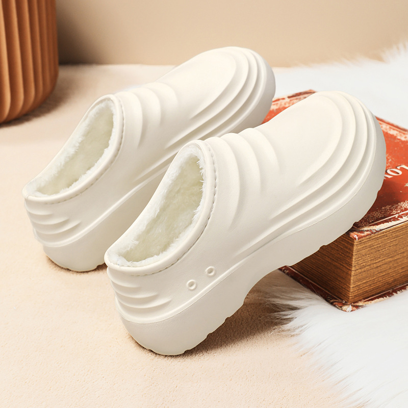 Zapatillas de algodón para hombres invierno 2024 nuevo tipo de terciopelo calentador y grueso para el hogar interior a prueba de salpicaduras zapatos de algodón para hombres