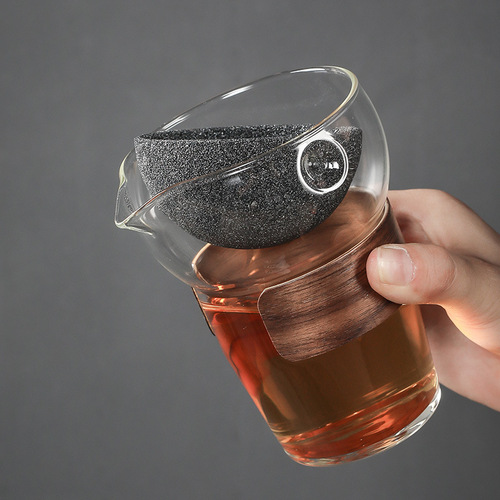 Creative perforated filter mesh rotating fairness cup, heat-resistant glass, large-capacity, with alumina ore tea strainer—perfect for small Qinggan citrus tea.