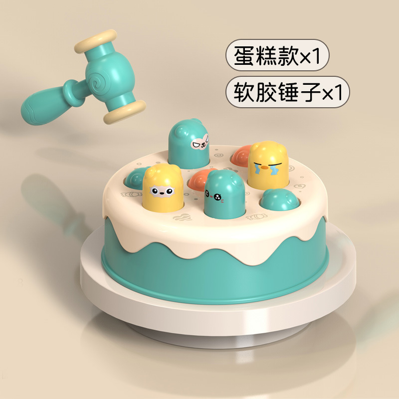 ケーキは子供のおもちゃの男の子の女の子を打ちます。|undefined